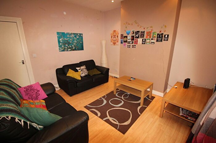 4 Bedroom Semi-Detached House To Rent In Welton Place, Leeds, LS6