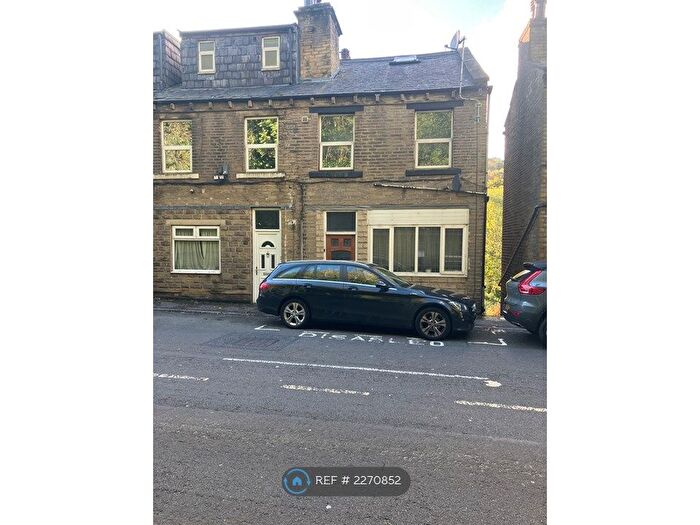 2 Bedroom Flat To Rent In Burnley Road, Luddendenfoot, Halifax, HX2