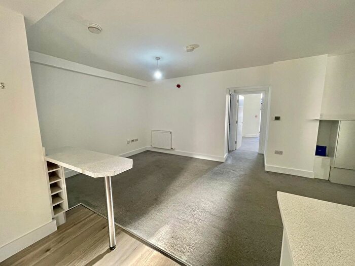 2 Bedroom Flat To Rent In Fernwood Court, Bournemouth, BH1