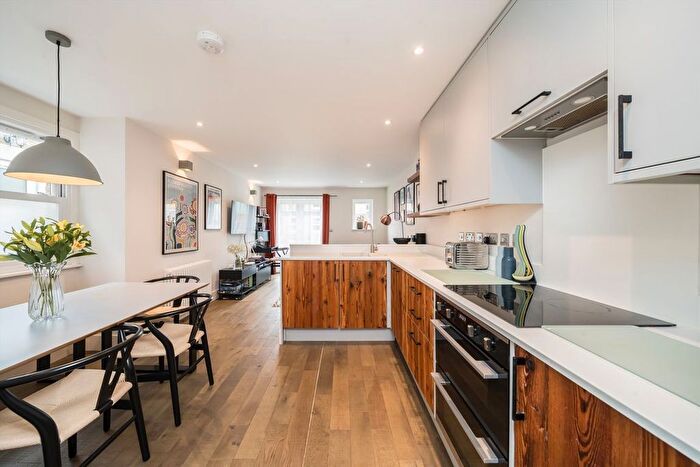 2 Bedroom Flat For Sale In Coverton Road, Tooting, SW17