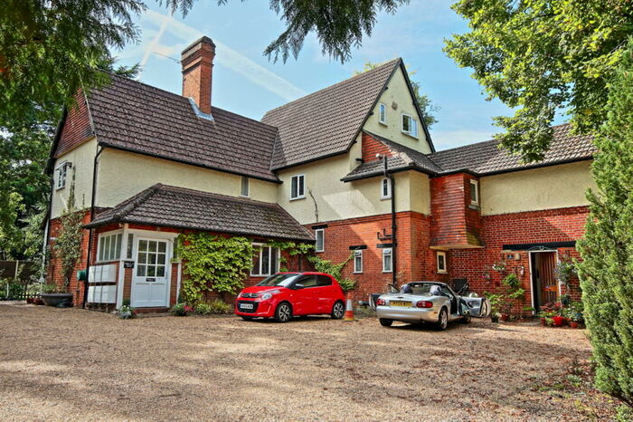 Flat To Rent In Pembroke Road, Woking, GU22