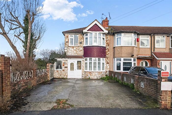 4 Bedroom Semi Detached House For Sale In Myrtle Avenue, Feltham, TW14