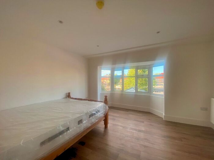1 Bedroom Flat To Rent In Walton Avenue, Sutton, SM3