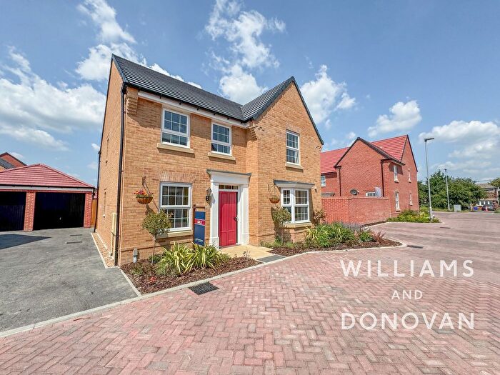 4 Bedroom Detached House For Sale In High Elms Park, Hullbridge, SS5