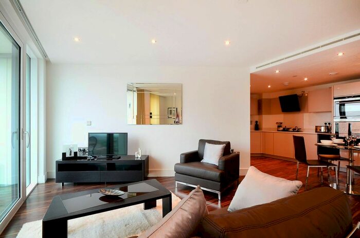 2 Bedroom Flat For Sale In Altitude Point, Alie Street, Aldgate, London, E1