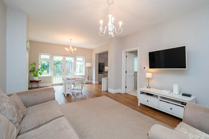 3 Bedroom Apartment To Rent In Park Hill, Carshalton, SM5