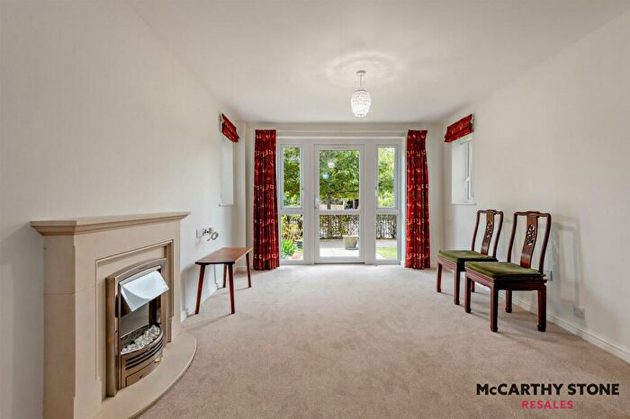 1 Bedroom Apartment For Sale In Farringford Court, Avenue Road, Lymington, Hampshire, SO41