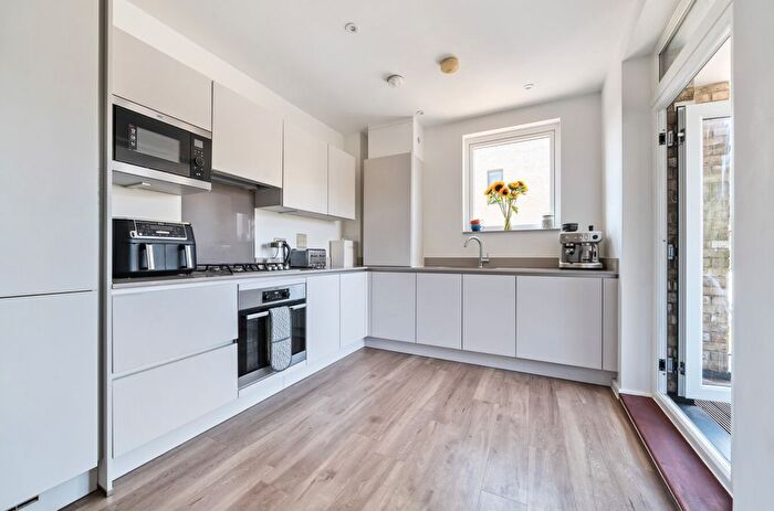 2 Bedroom Flat For Sale In Hera Avenue, Barnet, EN5
