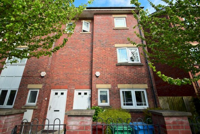4 Bedroom Town House To Rent In Chorlton Road, Hulme, Manchester., M15