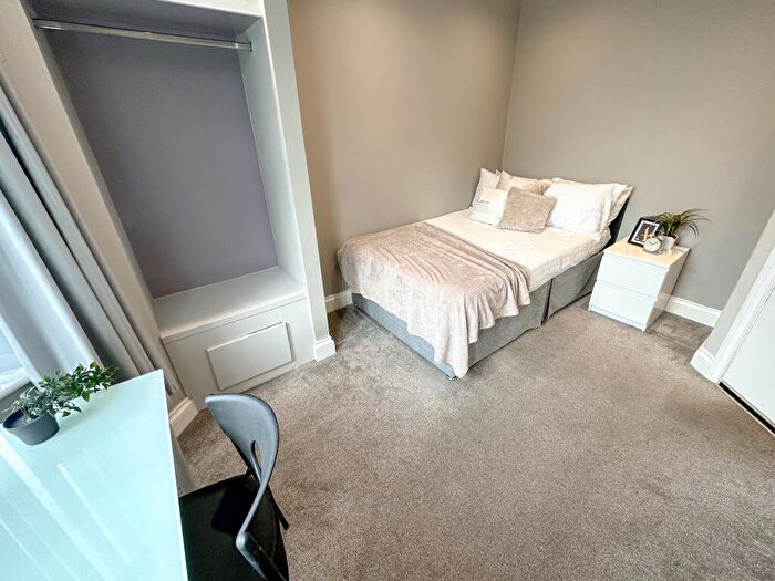 1 Bedroom House To Rent In Cameron Street, L7