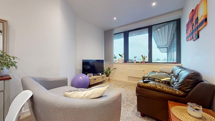 1 Bedroom Flat To Rent In Riverbank Way, Brentford, TW8