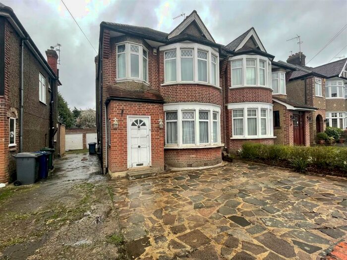 3 Bedroom House To Rent In Laurel Way, Totteridge, N20