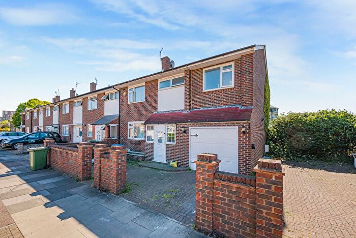 4 Bedroom End Of Terrace House For Sale In Eynsham Drive, London, SE2