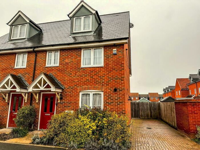 4 Bedroom House To Rent In Kiln Way, Great Wakering, SS3