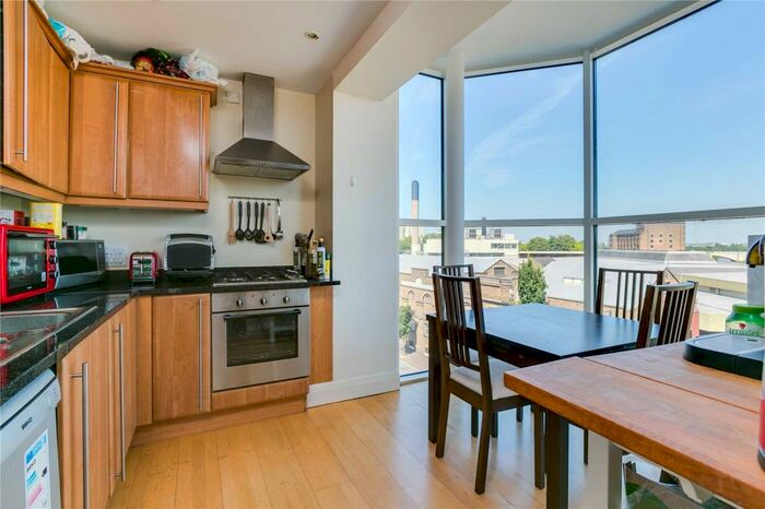 2 Bedroom Flat To Rent In Vineyard Heights, Mortlake, London, SW14