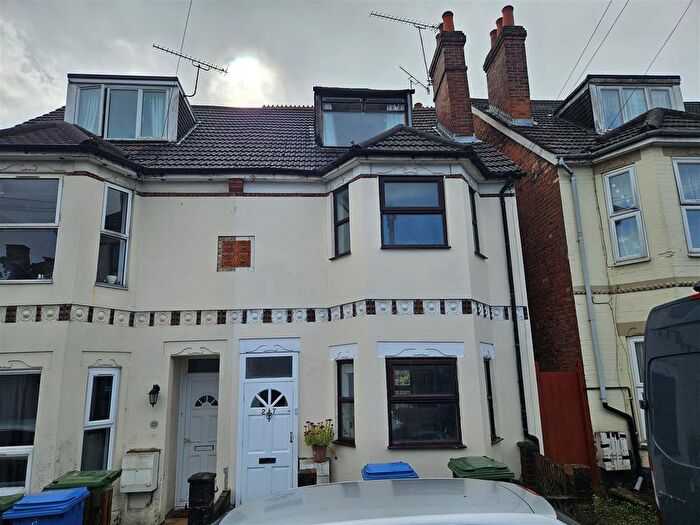 4 Bedroom End Of Terrace House To Rent In Halimote Road, Aldershot, GU11