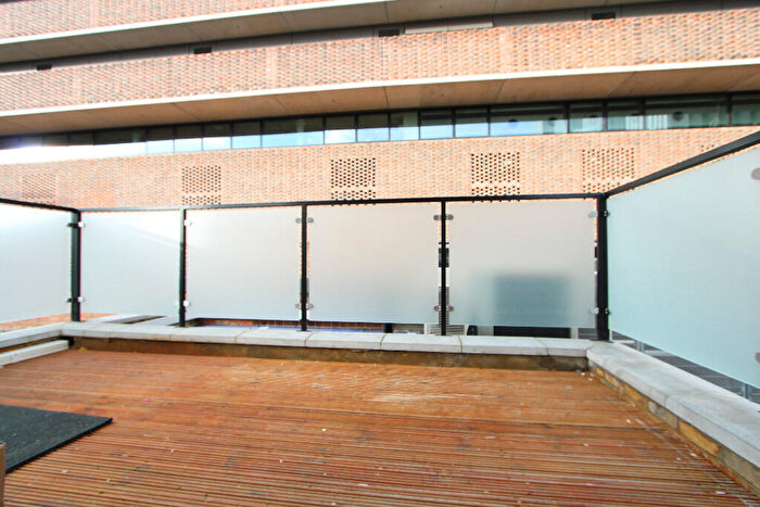 3 Bedroom Flat To Rent In Parkgate Road, London, SW11