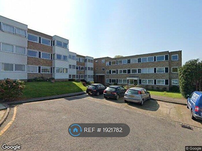 2 Bedroom Flat To Rent In Carlton Close, Upminster, RM14