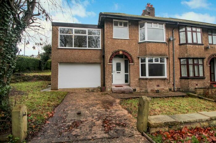 4 Bedroom Semi-Detached House To Rent In Ashleigh Avenue, Glossop, Derbyshire, SK13