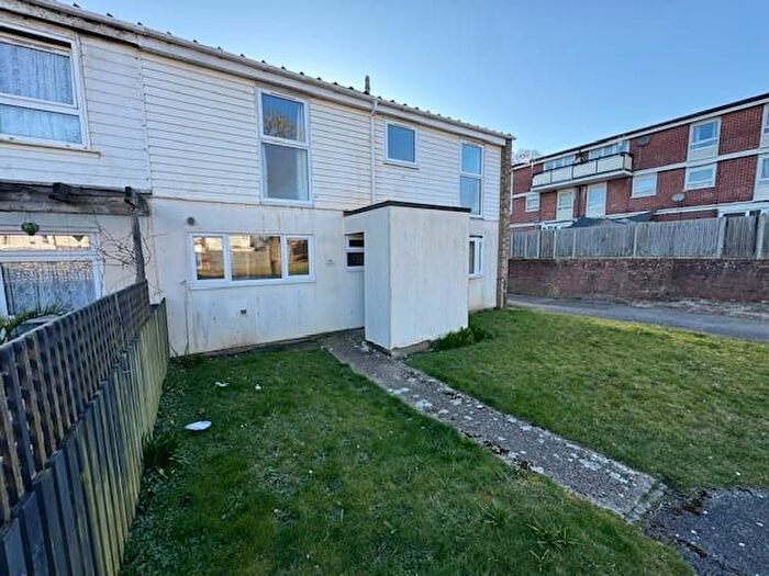 4 Bedroom Semi-Detached House To Rent In Thrush Walk, Cowplain, Waterlooville, PO8