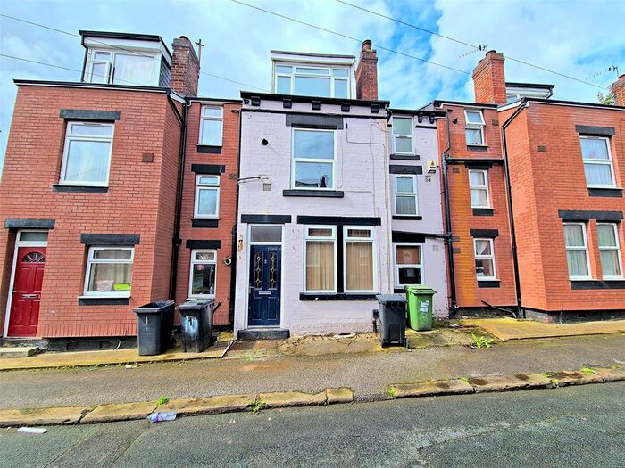 3 Bedroom Detached House To Rent In Copperfield Place, Leeds, West Yorkshire, LS9