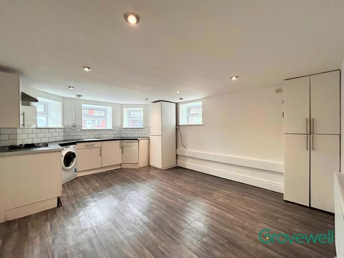 3 Bedroom Flat To Rent In Withington Road, Manchester, M16
