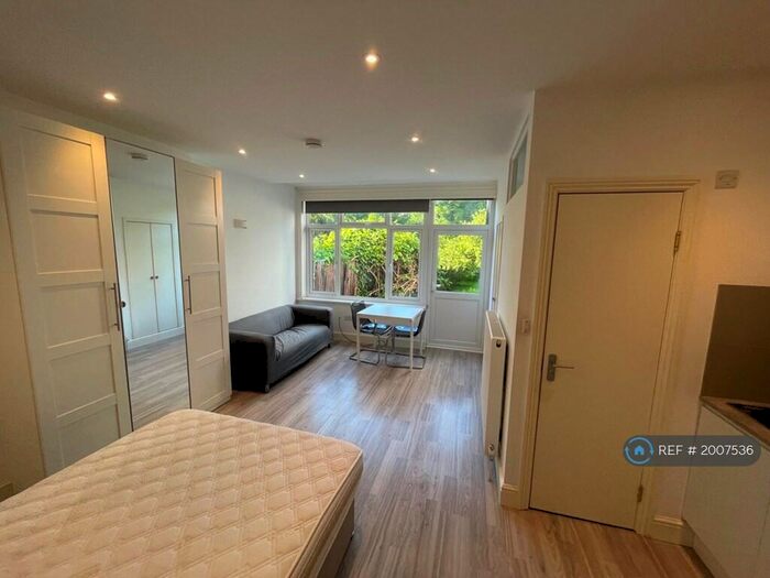 Studio To Rent In Wycombe Gardens, London, NW11