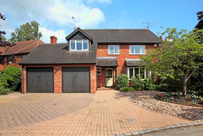 4 Bedroom Detached House To Rent In Coldharbour Close, Henley-On-Thames, RG9