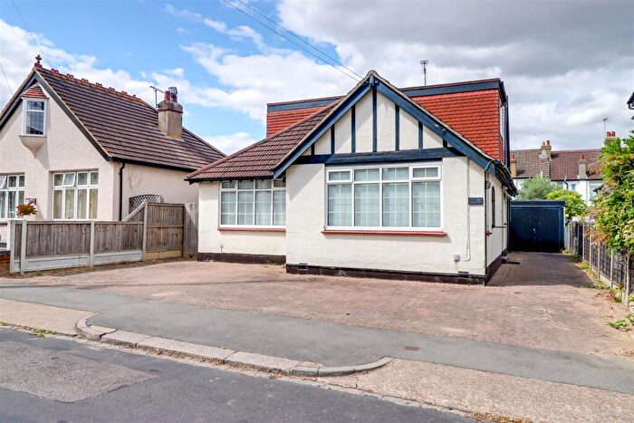 4 Bedroom Chalet For Sale In Cliffsea Grove, Leigh-on-Sea, SS9