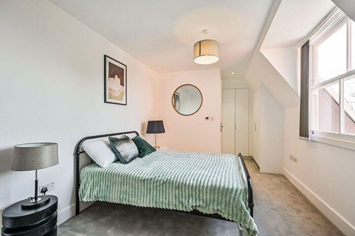 2 Bedroom Flat For Sale In Whetstone Square, Finchley, London, N20