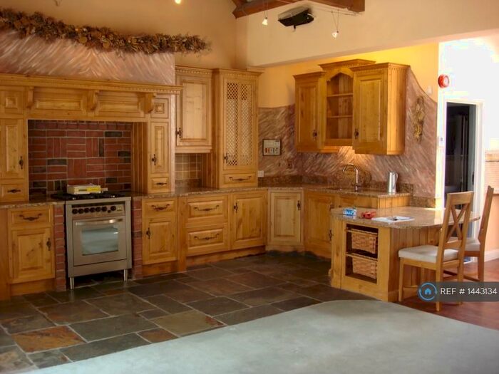 2 Bedroom Flat To Rent In Wood Street, Calne, SN11