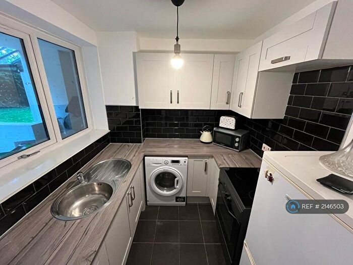 2 Bedroom Flat To Rent In Olivia Court, Salford, M5