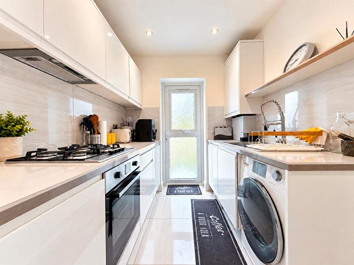 1 Bedroom Flat To Rent In Vicarage Farm Road, Hounslow, TW3