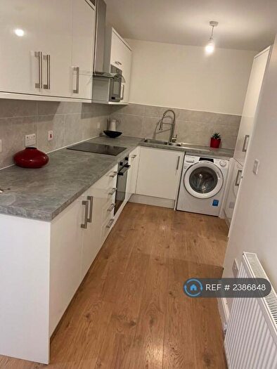 3 Bedroom Flat To Rent In Lidgett Lane, Leeds, LS17
