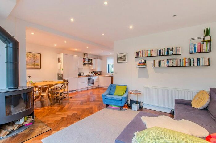 3 Bedroom Semi-Detached House To Rent In Barforth Road, Peckham, London, SE15