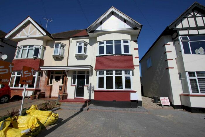 2 Bedroom Flat To Rent In Ambleside Drive, Southend-On-Sea, SS1