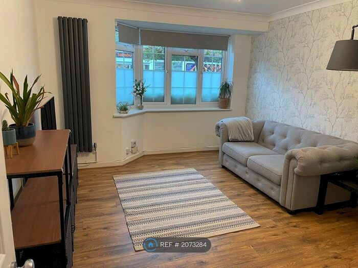 2 Bedroom Flat To Rent In North Parade, Chessington, KT9
