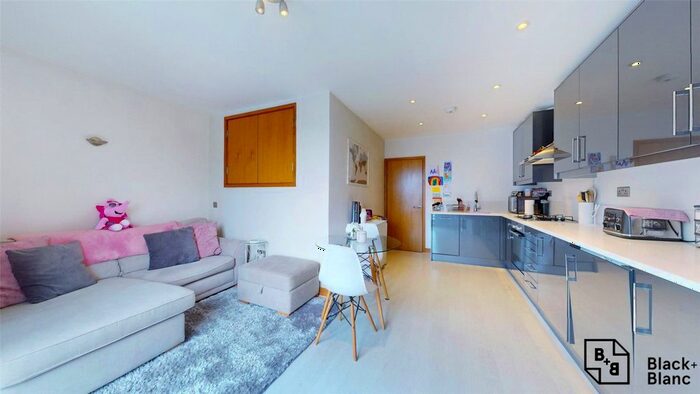 2 Bedroom Flat To Rent In Station Road, West Wickham, Greater London, BR4