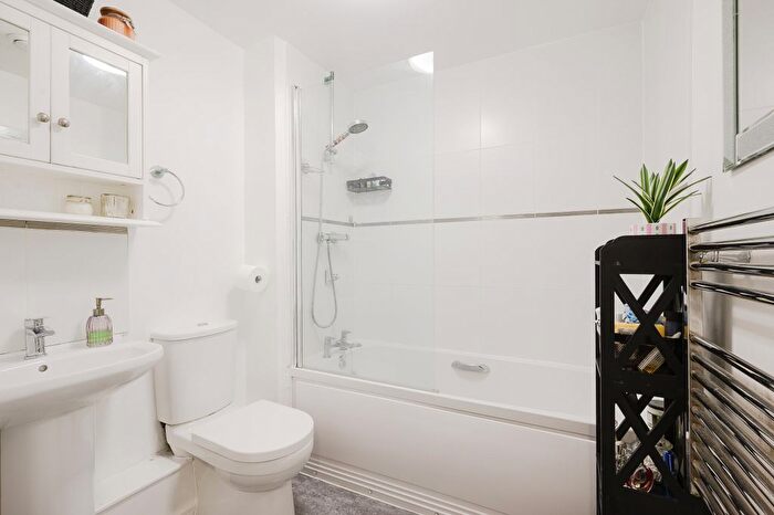 1 Bedroom Flat For Sale In Schoolgate Drive, Morden, SM4
