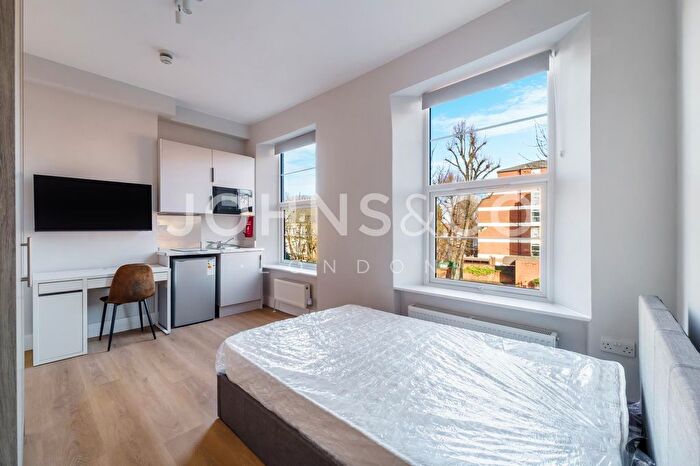 Studio To Rent In Uxbridge Road, Hammersmith, London, W12