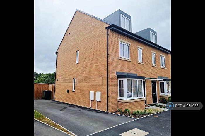 3 Bedroom Semi-Detached House To Rent In Spindle Walk, Huddersfield, HD2
