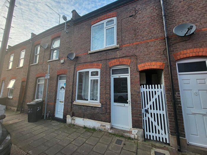 3 Bedroom Terraced House To Rent In Ridgway Road, LU2