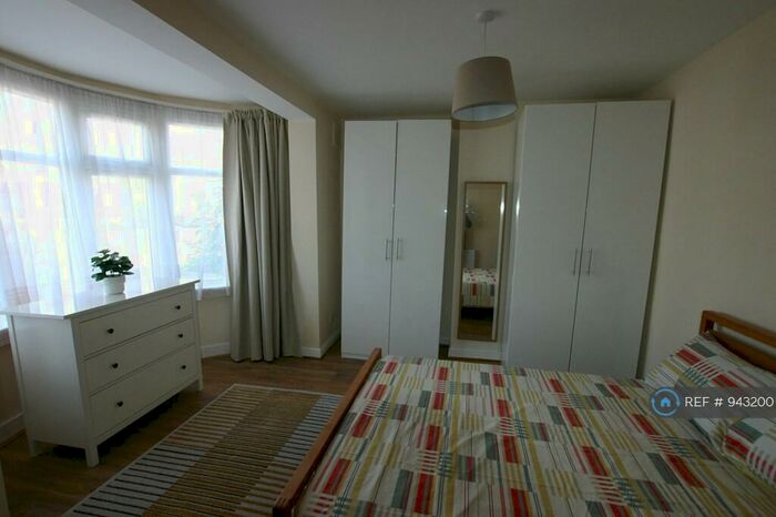 2 Bedroom Flat To Rent In Queenscourt, Wembley, HA9