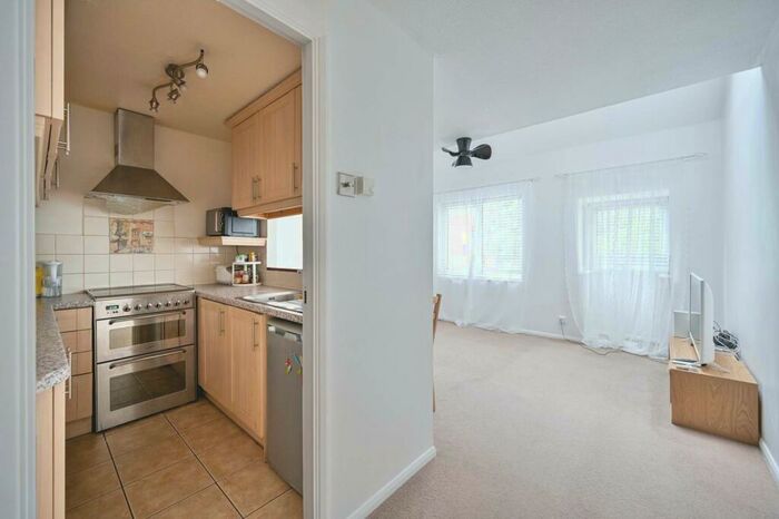 2 Bedroom Maisonette To Rent In Shott Close, Sutton, SM1