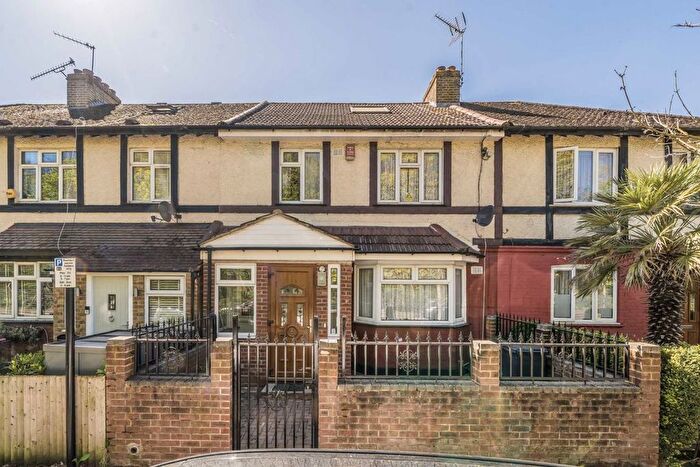 3 Bedroom Property For Sale In Lionel Road North, Brentford, TW8
