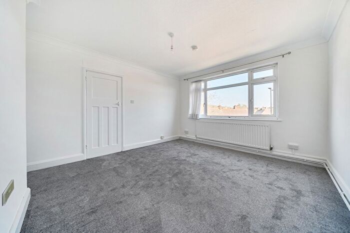 3 Bedroom Flat To Rent In Well Hall Road, London, SE9