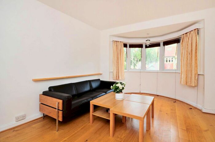 2 Bedroom Flat To Rent In Highcroft Gardens, Temple Fortune, London, NW11