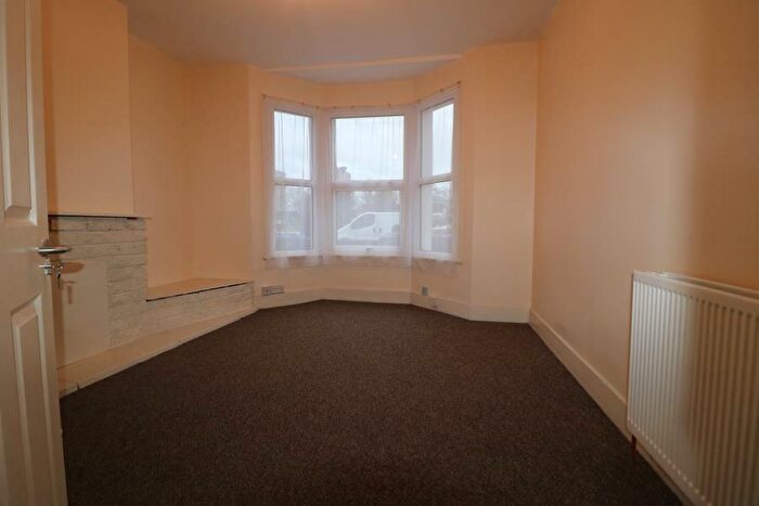 Flat To Rent In Connop Road, Enfield, EN3