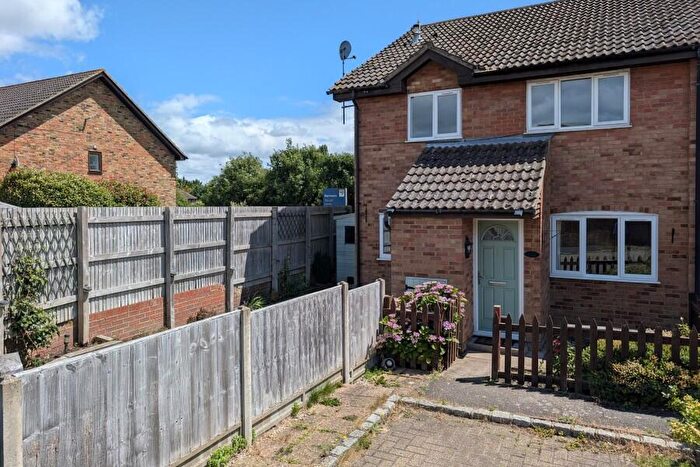 2 Bedroom End Of Terrace House To Rent In Woking, Surrey, GU24