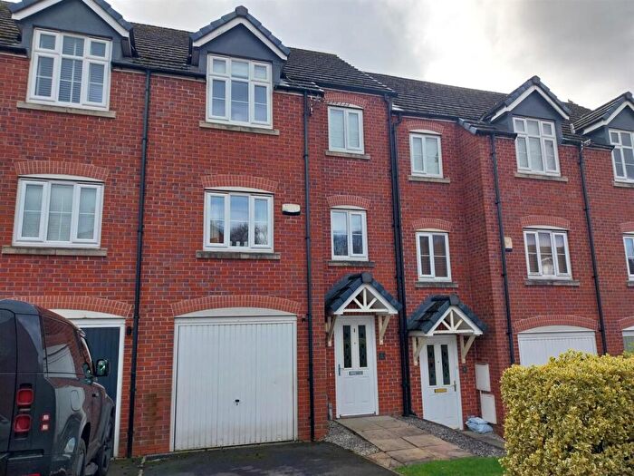 4 Bedroom Town House For Sale In The Green, Hyde, SK14